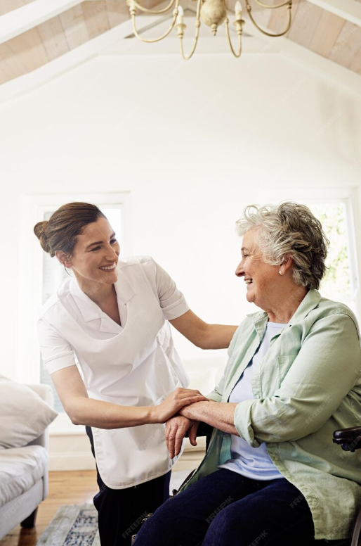 Alltagsbegleiterin im Gespräch mit einer Seniorin